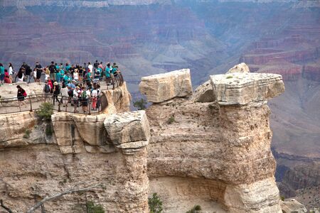ARIZONA, UNITED STATES - JULY 23 , 2017:Tourists on the top on Grand Canyon in United States.のeditorial素材