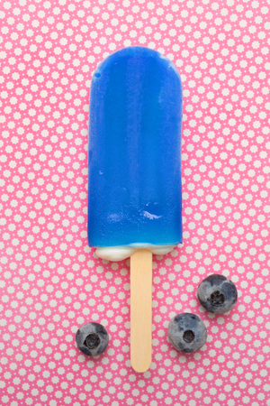 Blueberry popsicle with fresh blueberry on a pink and dot  backgroundの写真素材