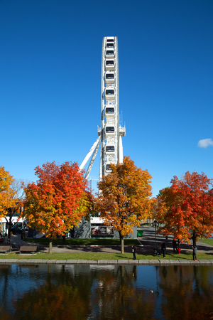 MONTREAL-CANADA, OCTOBER 14, 2018:  Great wheel of Montreal with his panoramic view 60 of meters high, and a breathtaking view of the river, Old Montreal and downtown city during fall seasonのeditorial素材