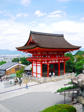 red entrance of kiyomizu templeのeditorial素材