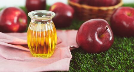Close up red Apple fruit  and a apple cider vinegar juice , Helps Lose Weight and Reduces Belly Fat , healthy foodの写真素材