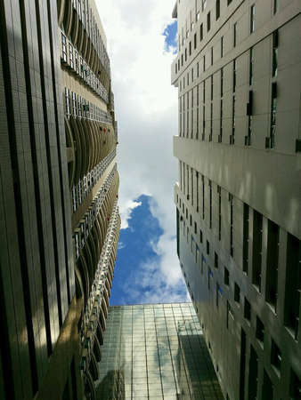 A building through the airの素材