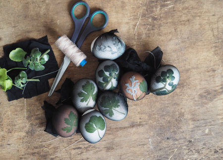 We prepare the eggs for staining with the infusion of onion skins. Tie the leaves of green plants to...
