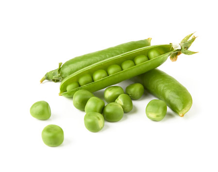 Green peas isolated on white backgroundの写真素材