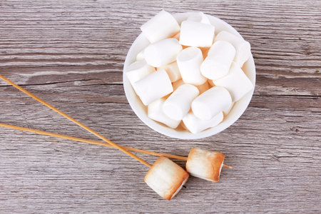 Bowl with marshmallows on a wood backgroundの写真素材
