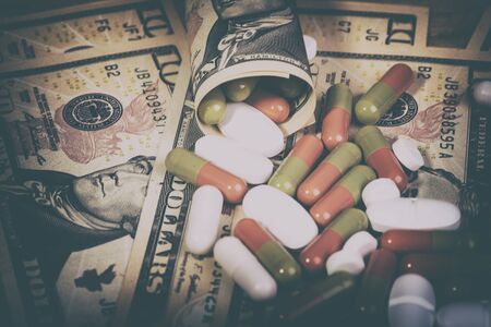 pills on dollar billsの写真素材