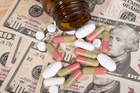 pills on dollar billsの写真素材