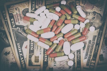 pills on dollar billsの写真素材