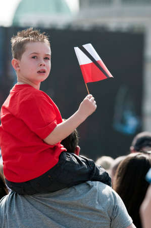 London - APRIL 18: Poland mourns the victims of a plane crash near Smolensk in which the Polish president Lech Kaczynski was killed with his wife Maria Kaczynska. April 18, 2010 in London, UK

To many Polish people common to Trafalgar Sqare in London.Phのeditorial素材