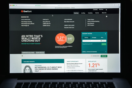 Milan, Italy - August 10, 2017: Everbank bank website homepage. It is an American diversified financial services company providing banking, mortgages, and investing services. Everbank bank logo visible.のeditorial素材