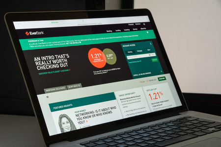 Milan, Italy - August 10, 2017: Everbank bank website homepage. It is an American diversified financial services company providing banking, mortgages, and investing services. Everbank bank logo visible.のeditorial素材