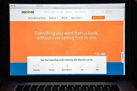 Milan, Italy - August 10, 2017: Discover bank website homepage.のeditorial素材