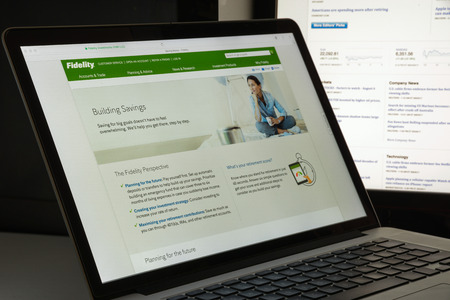 Milan, Italy - August 10, 2017: Fidelity website homepage. Fidelity.com logo visible.のeditorial素材