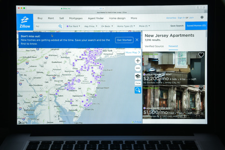 Milan, Italy - August 10, 2017: Zillow website homepage. Zillow logo visible.のeditorial素材