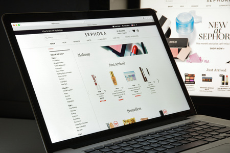 Milan, Italy - August 10, 2017: Sephora website homepage. It is a French chain of cosmetics stores founded in 1969. Sephora logo visible.のeditorial素材