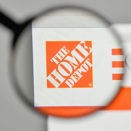 Milan, Italy - November 1, 2017: The Home Depot logo on the website homepage.のeditorial素材