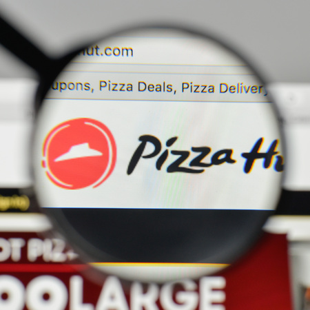 Milan, Italy - November 1, 2017: Pizza Hut logo on the website homepage.のeditorial素材
