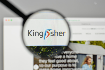 Milan, Italy - November 1, 2017: Kingfisher logo on the website homepage.のeditorial素材