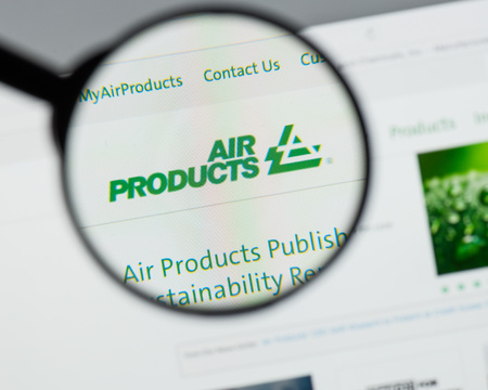 Milan, Italy - August 10, 2017: Air Products & Chemicals
 website homepage. Air Products and Chemicals
 logo.のeditorial素材