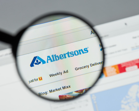 Milan, Italy - August 10, 2017: Albertsons Companies LLC website homepage. It is an American grocery company. Albertsons logo visible.のeditorial素材