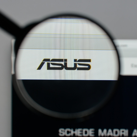 Milan, Italy - August 10, 2017: Asus
 logo on the website homepage.のeditorial素材