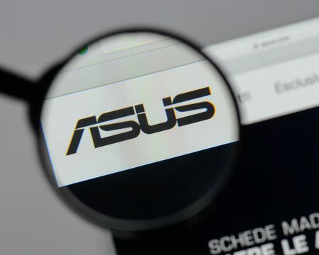 Milan, Italy - August 10, 2017: Asus
 logo on the website homepage.のeditorial素材