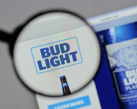 Milan, Italy - August 10, 2017: Bud Light logo on the website homepage.のeditorial素材