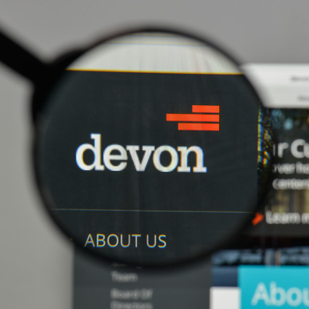 Milan, Italy - August 10, 2017: Devon Energy logo on the website homepage.のeditorial素材
