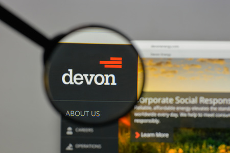 Milan, Italy - August 10, 2017: Devon Energy logo on the website homepage.のeditorial素材