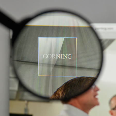 Milan, Italy - August 10, 2017: Corning
 logo on the website homepage.のeditorial素材