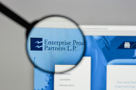 Milan, Italy - August 10, 2017: Enterprise Products Partners logo on the website homepage.のeditorial素材