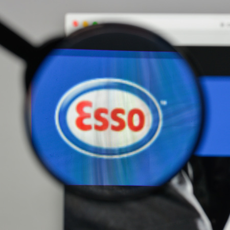 Milan, Italy - August 10, 2017: Esso logo on the website homepage.のeditorial素材