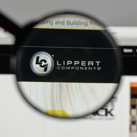 Milan, Italy - August 10, 2017: Drew Industries logo on the website homepage.のeditorial素材