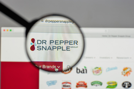 Milan, Italy - August 10, 2017: Dr Pepper Snapple Group logo on the website homepage.のeditorial素材