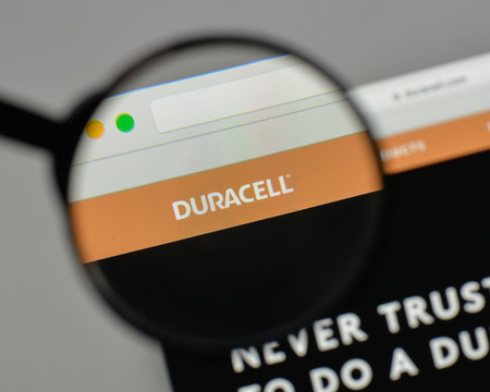 Milan, Italy - August 10, 2017: Duracell logo on the website homepage.のeditorial素材
