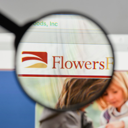 Milan, Italy - August 10, 2017: Flowers Foods logo on the website homepage.のeditorial素材