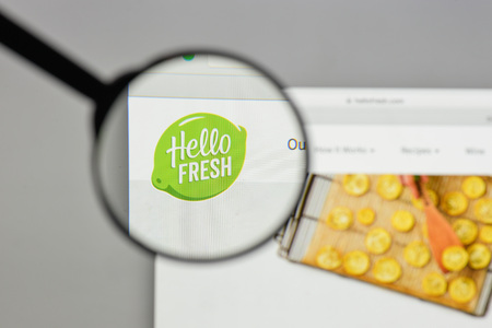 Foto per Milan, Italy - August 10, 2017: Hello Fresh logo on the website homepage. - Immagine Royalty Free