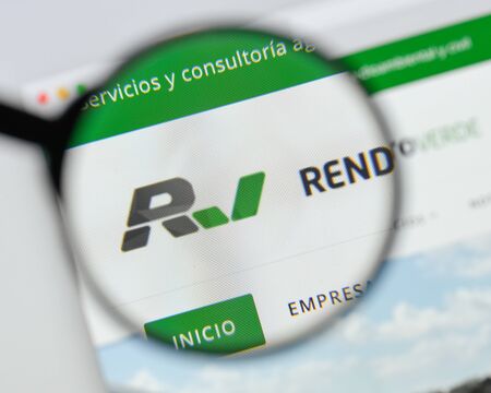 Milan, Italy - August 20, 2018: Rendimiento Verde website homepage. Rendimiento Verde logo visible.のeditorial素材