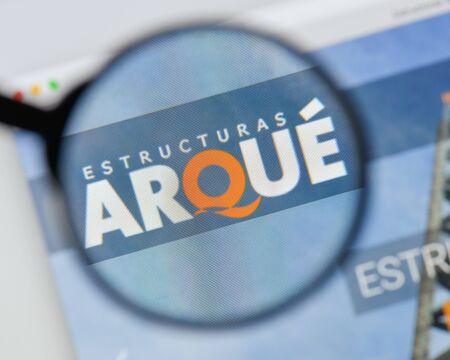 Milan, Italy - August 20, 2018: Estructuras ArqueÌ website homepage. Estructuras ArqueÌ logo visible.のeditorial素材