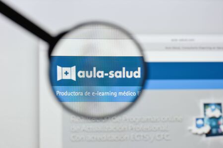 Milan, Italy - August 20, 2018: Aula Salud website homepage. Aula Salud logo visible.のeditorial素材
