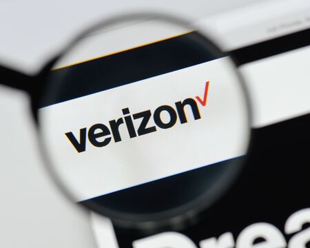 Milan, Italy - August 20, 2018: Verizon website homepage. Verizon logo visible.のeditorial素材
