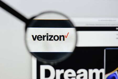 Milan, Italy - August 20, 2018: Verizon website homepage. Verizon logo visible.のeditorial素材