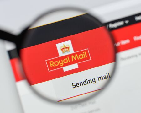 Milan, Italy - August 20, 2018: Royal Mail website homepage. Royal Mail logo visible.のeditorial素材