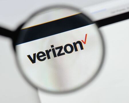 Milan, Italy - August 20, 2018: Verizon website homepage. Verizon logo visible.のeditorial素材