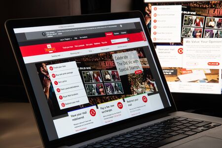 Milan, Italy - August 15, 2018: Royal Mail website homepage. Royal Mail logo visible.のeditorial素材