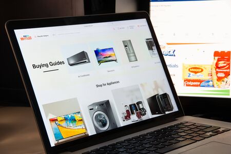 Milan, Italy - August 15, 2018: PayTm website homepage. PayTm logo visible.のeditorial素材