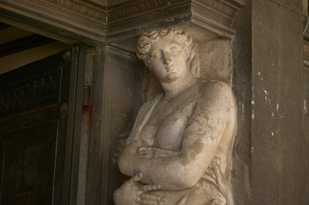 Statue of an ancient woman used as an ornament in a historic Venetian building.のeditorial素材