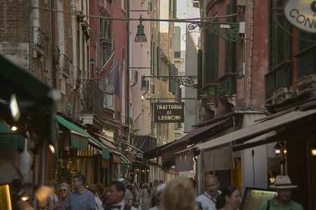 Venice's very characteristic alley full of tourists intending to visit the city.のeditorial素材