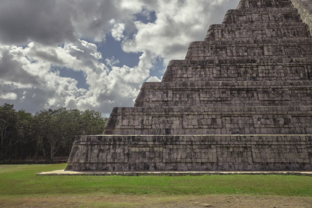 View of the serrated profile of the steps of the Pyramid of the Chichen Itza archaeological complexのeditorial素材
