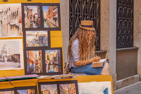 VENICE, ITALY 2 JULY 2020: Street artist painter in Veniceのeditorial素材